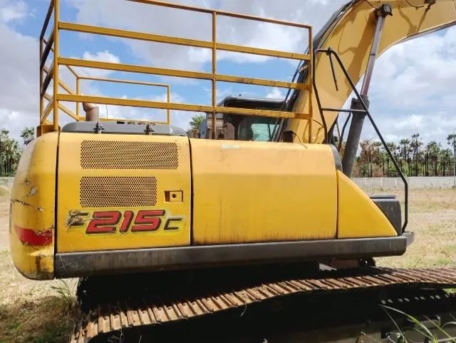 Escavadeira New Holland E215C EVO 2021 + Garra Potenza + Concha Nova