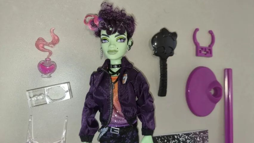 Boneco Monster High Spelldon Cauldronello completo