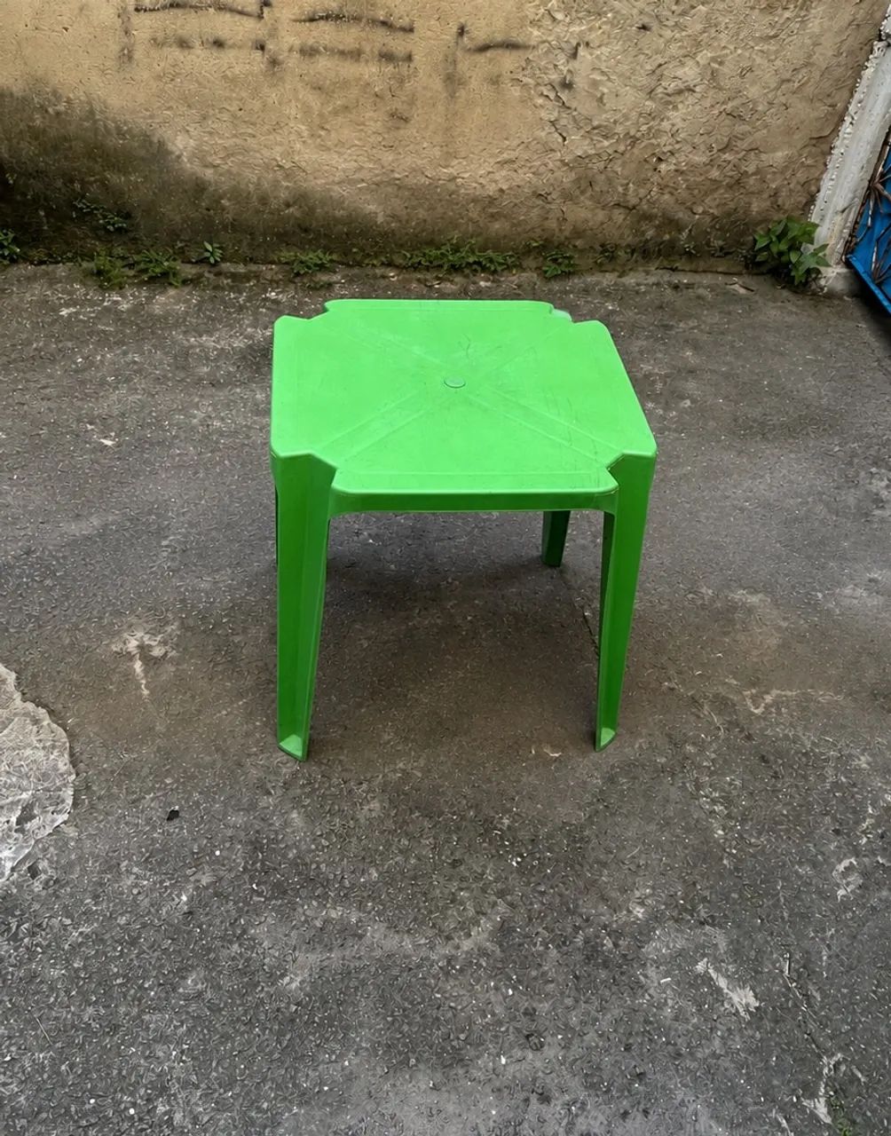Mesa de plástico (SEM CADEIRAS)
