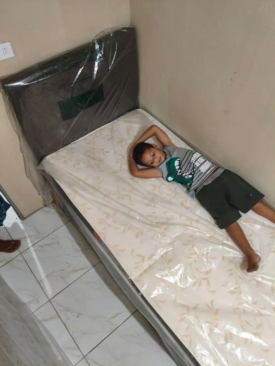 Kit cama de solteiro com colchão com 20cm de espuma, base e cabeceira  - Foto 3
