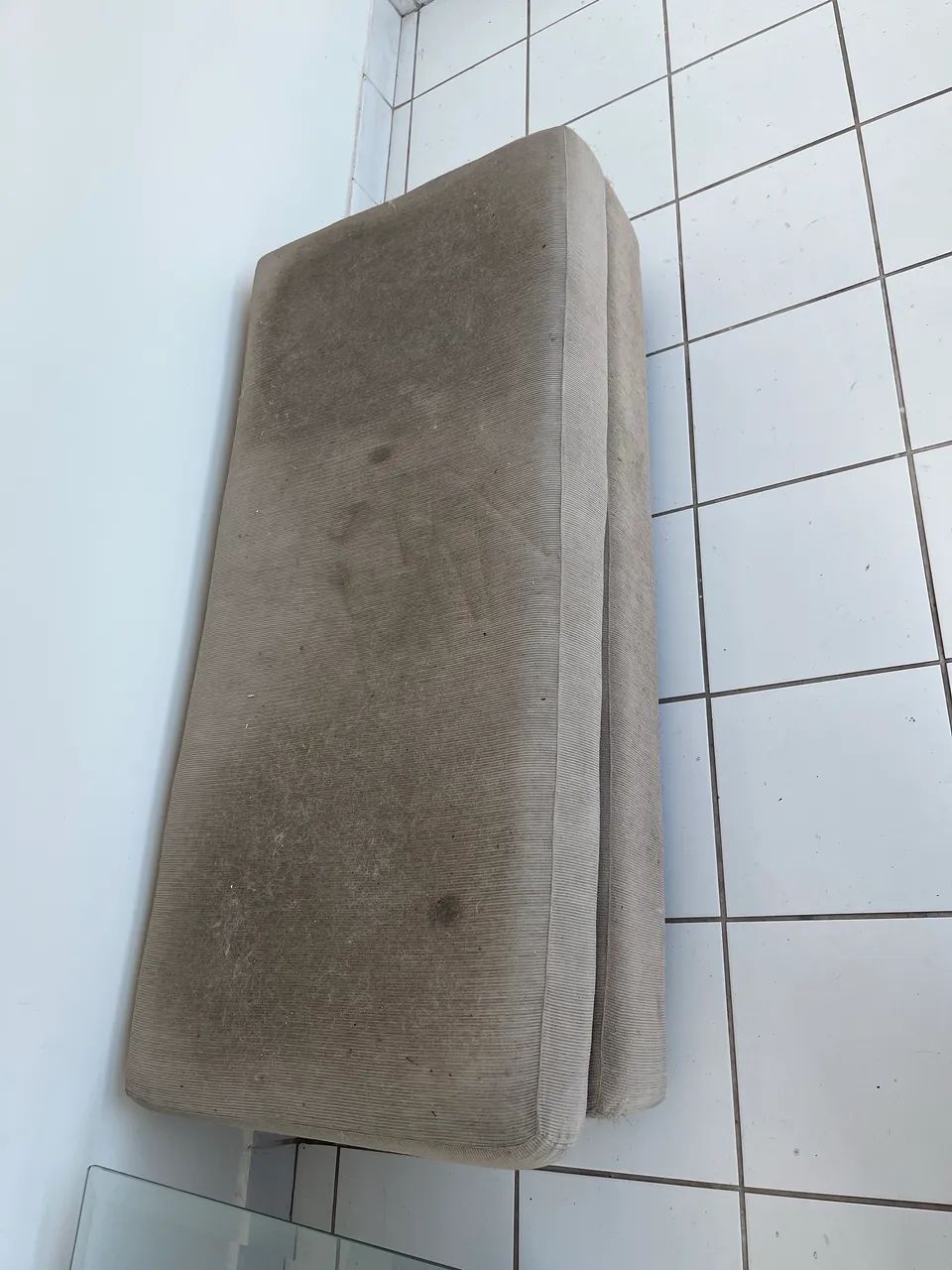 Sofá/Puff 2 lugares precisando de higienização  - Foto 3