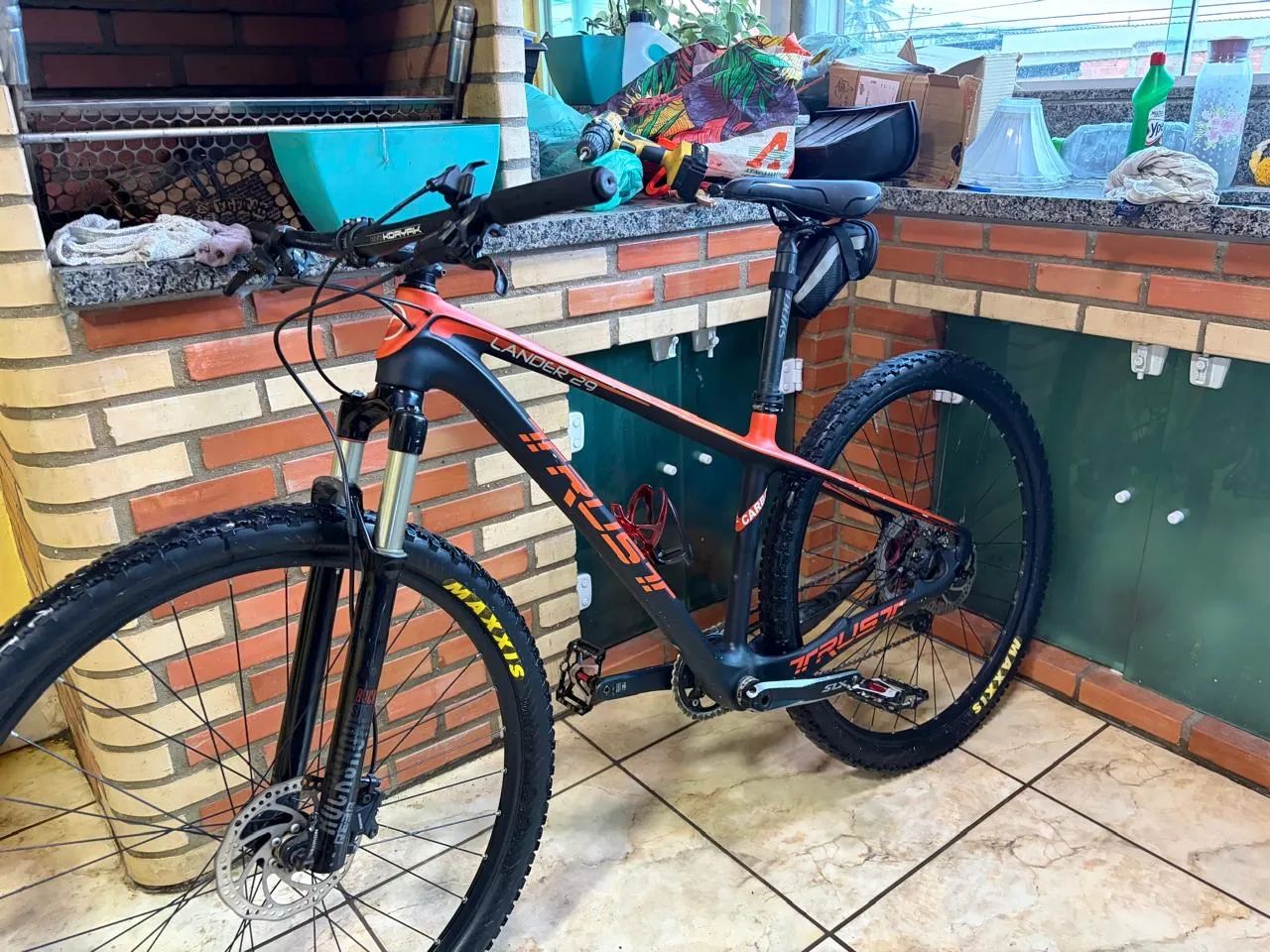 Bicicleta Trust de carbono