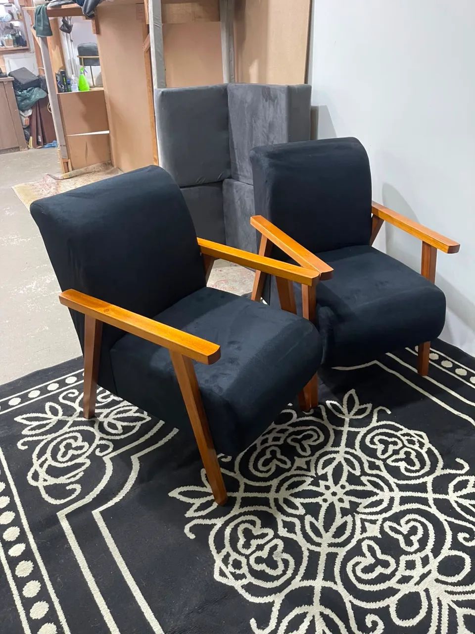 POLTRONA OLÍVIA BRAÇOS MADEIRA MACIÇA EM SUEDE,  - Foto 3