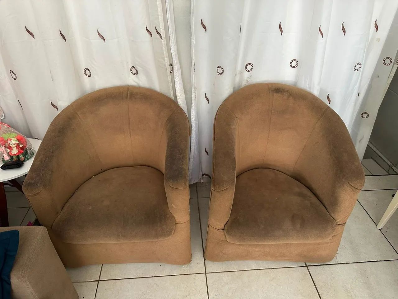 POLTRONAS MARROM 