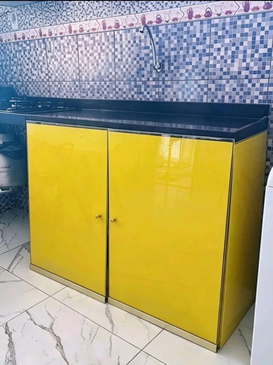 Vendo mesa com 4 cadeiras e Armário de vidro temperado  - Foto 3