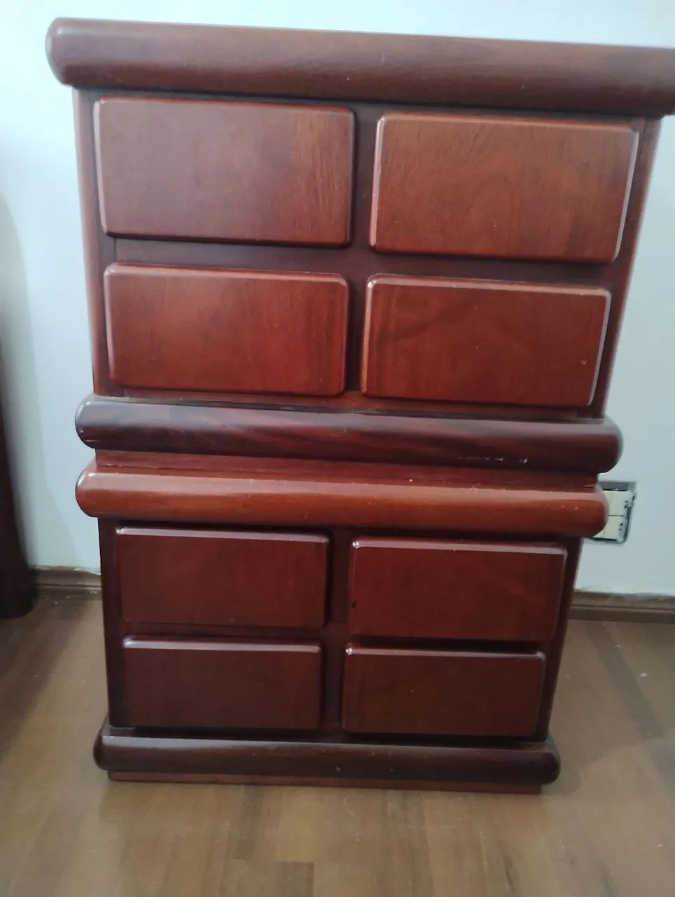 Mesa de cabeceira de mogno 