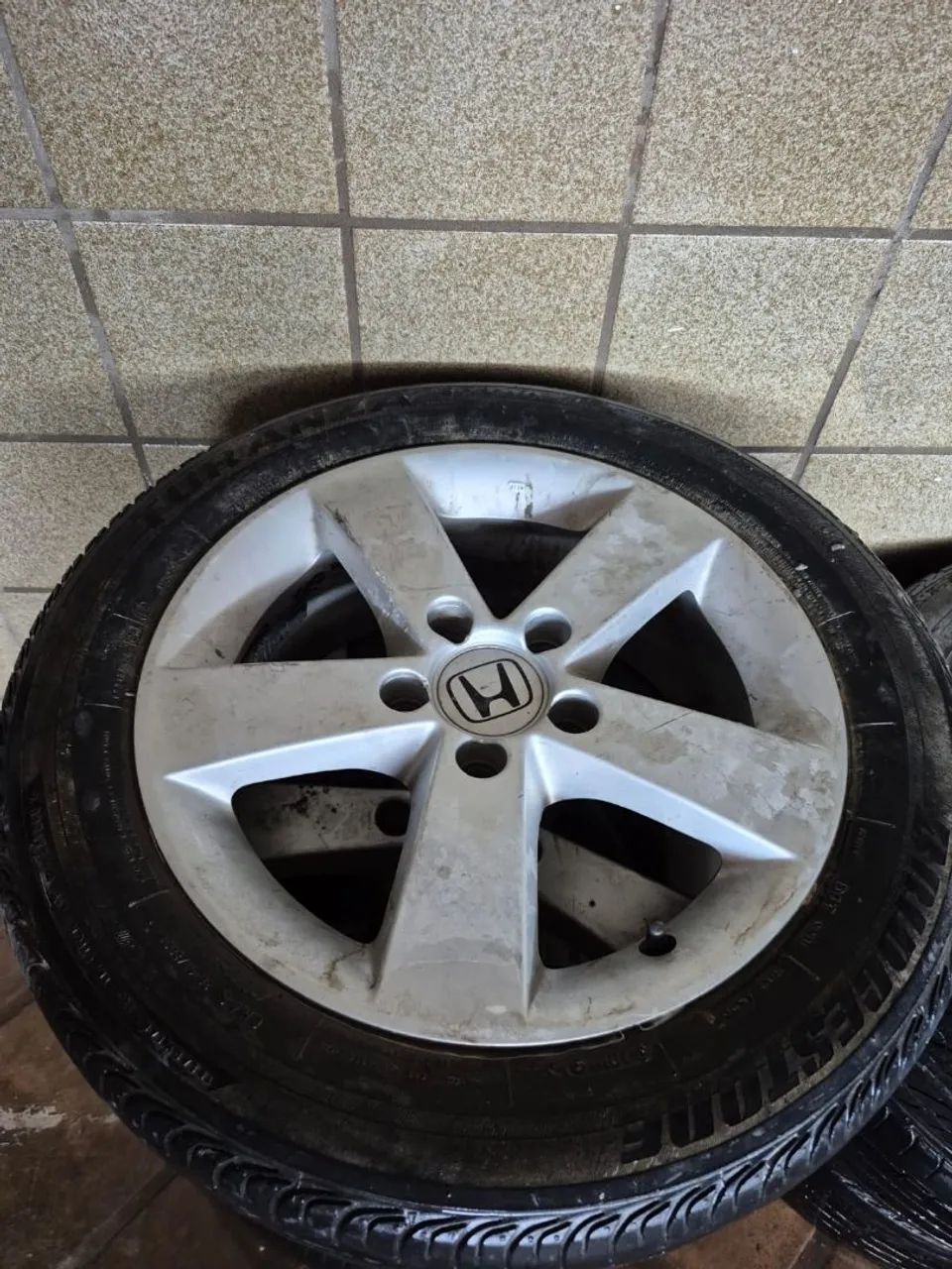 VENDE-SE 7 PNEUS COM AROS E UMA RODA  - Foto 6