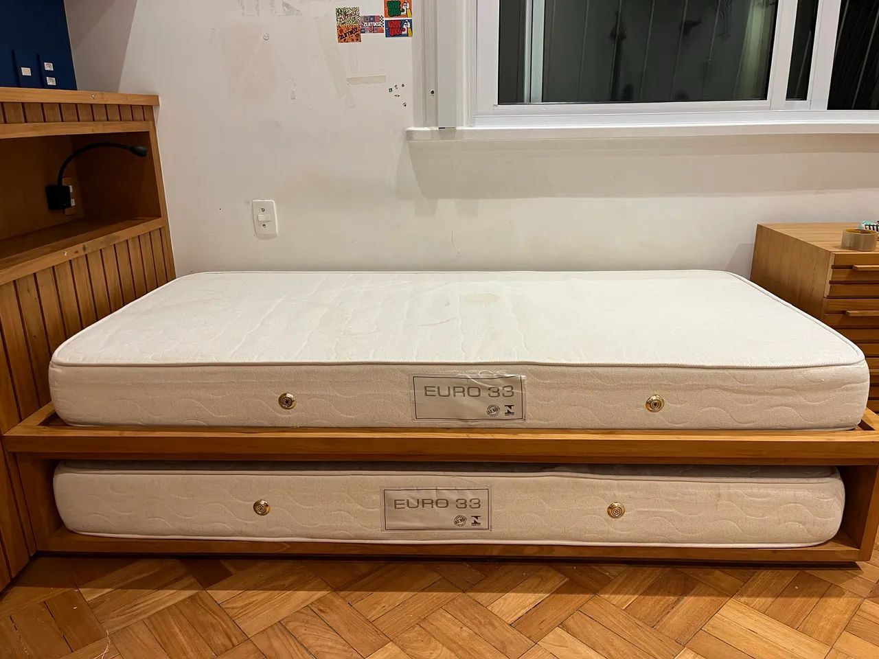 Cama de solteiro em peroba do campo com nicho inferior