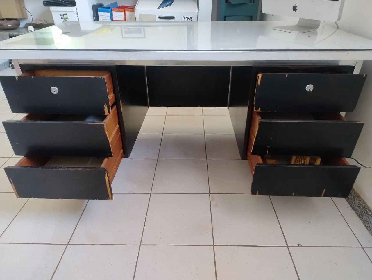 Mesa de escritório com tampa de vidro - Foto 2