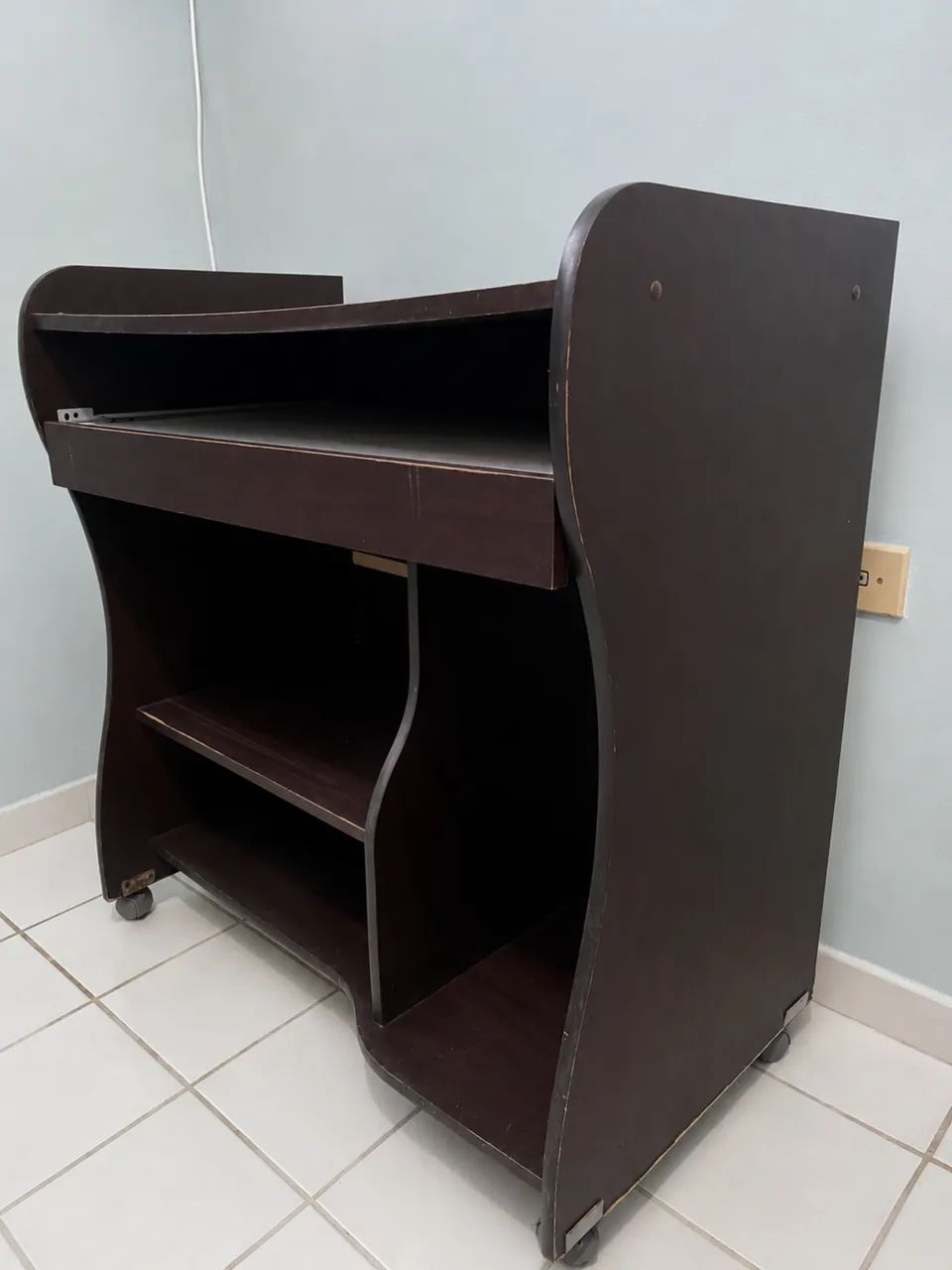 Mesa para Computador com Bandeja para Teclado e Rodinhas - Foto 3