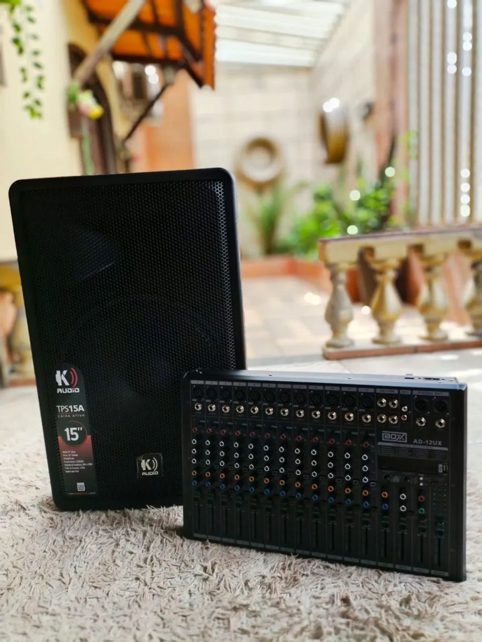 Caixa de som com mesa de 12 canais