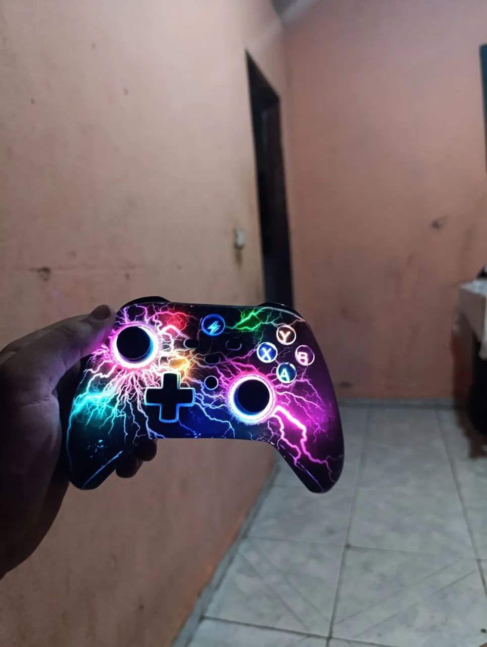 Controle bluetooth funciona perfeitamente com alguma marcas de uso possui led