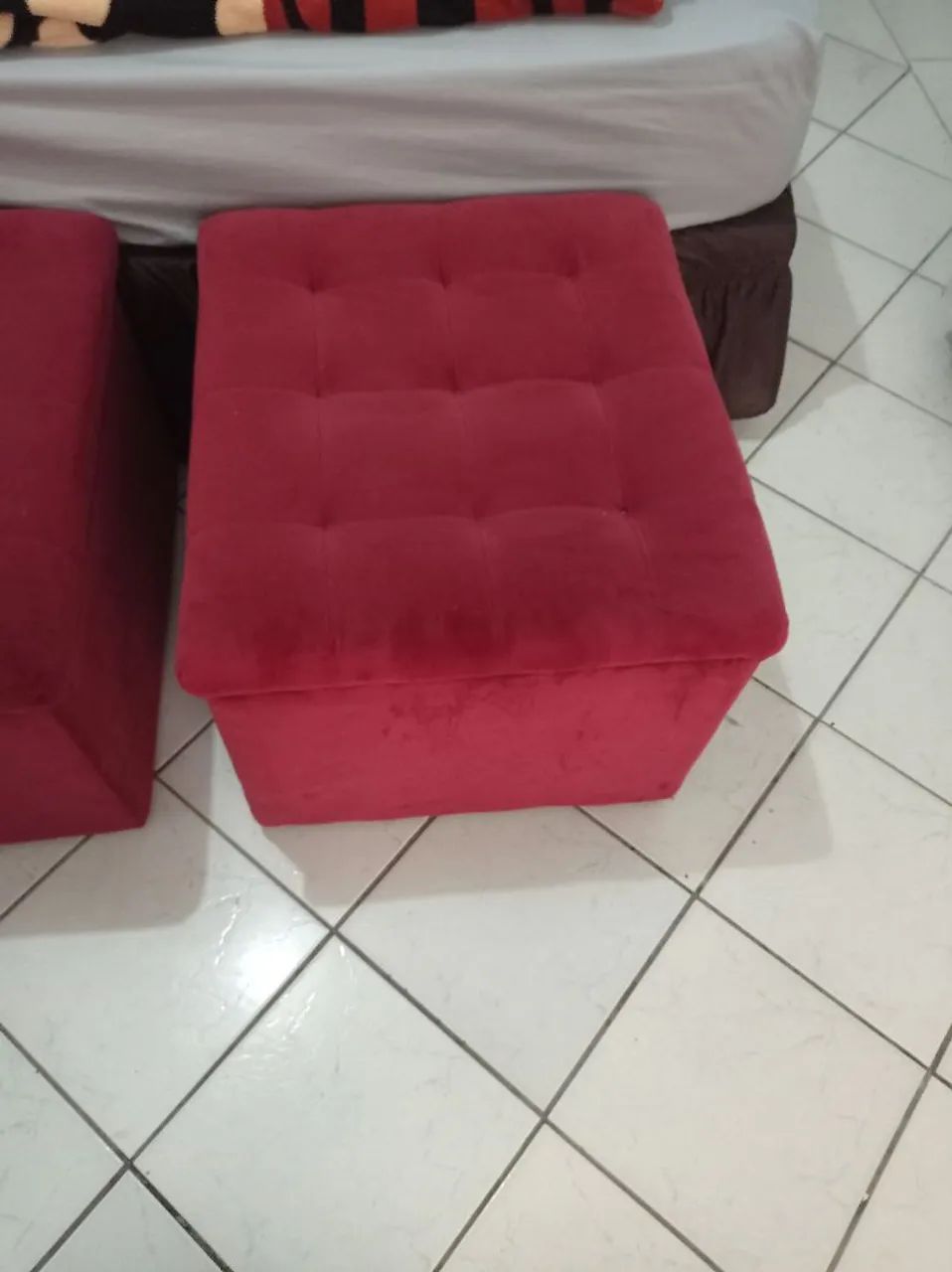 Puffs capitonê vermelho R$100,00 o par  - Foto 4