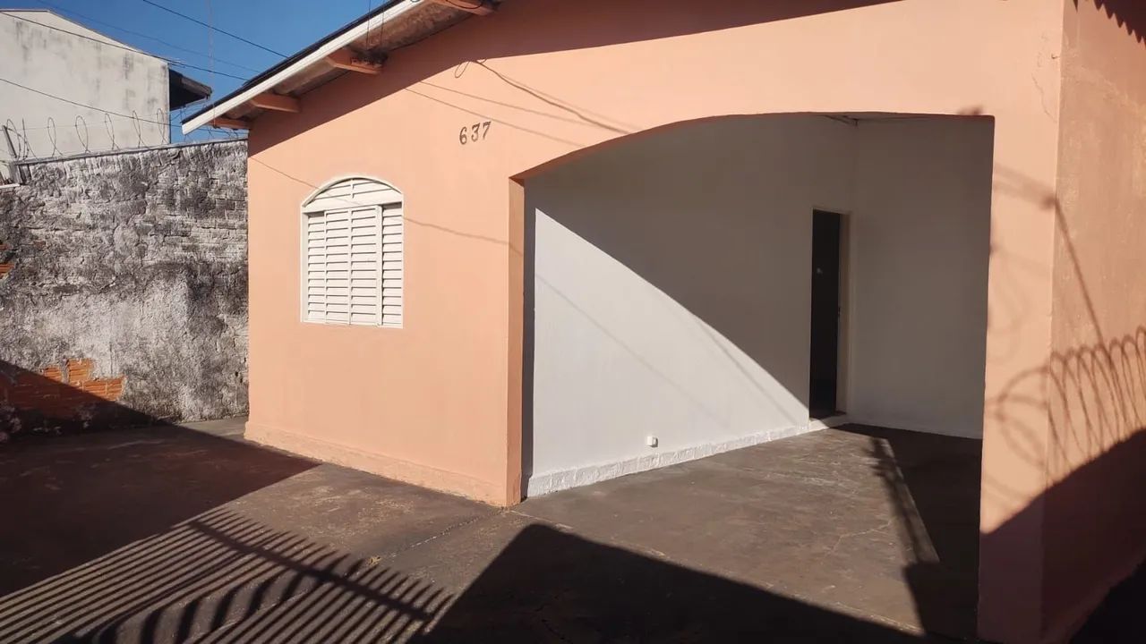 Aluga-se casa com 3 quartos na Vila Industrial 