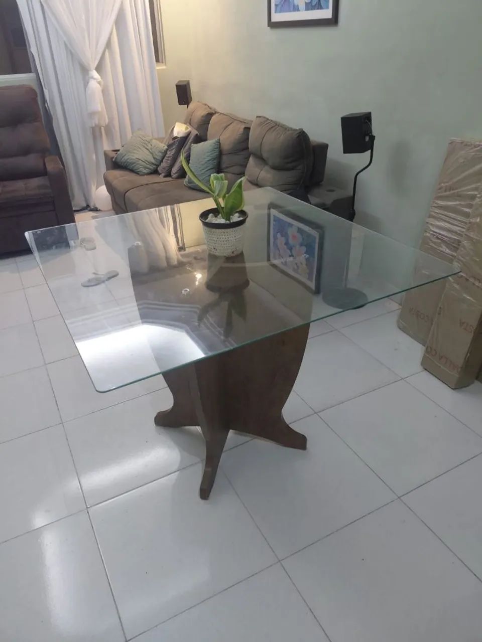 Mesa de vidro sem cadeiras