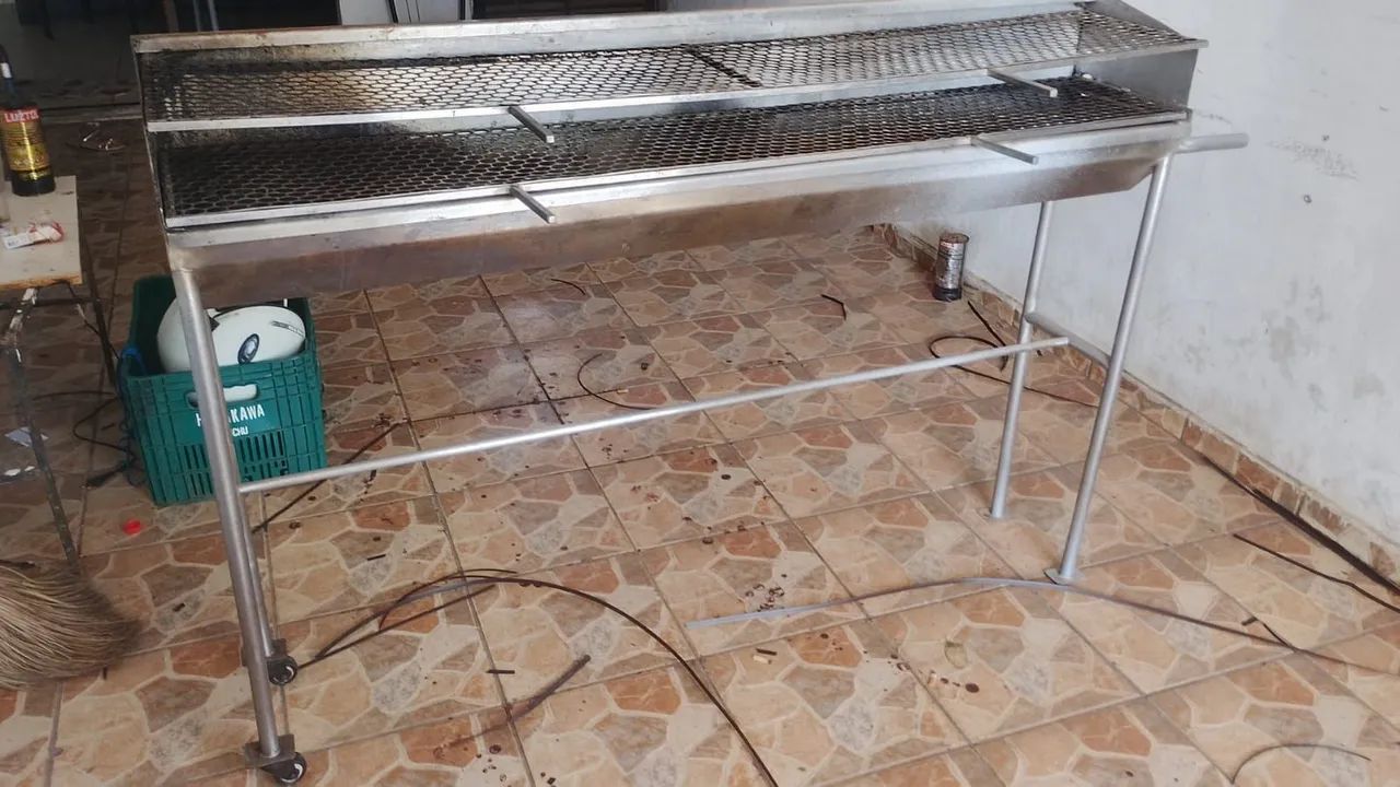 Churrasqueira toda em inox com duas grades 