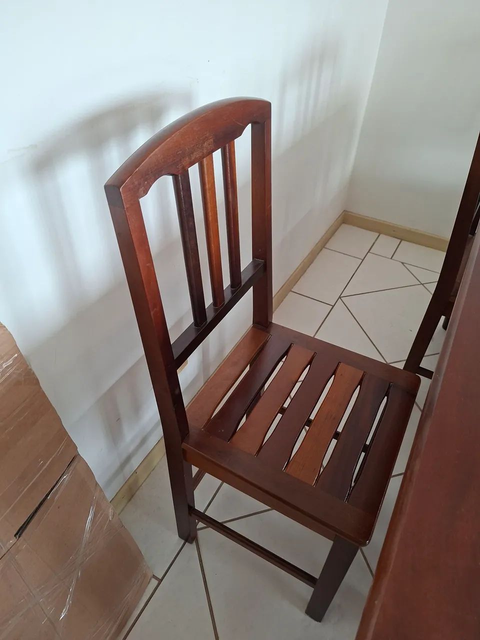 Mesa de madeira maciça com 6 cadeiras - Foto 3