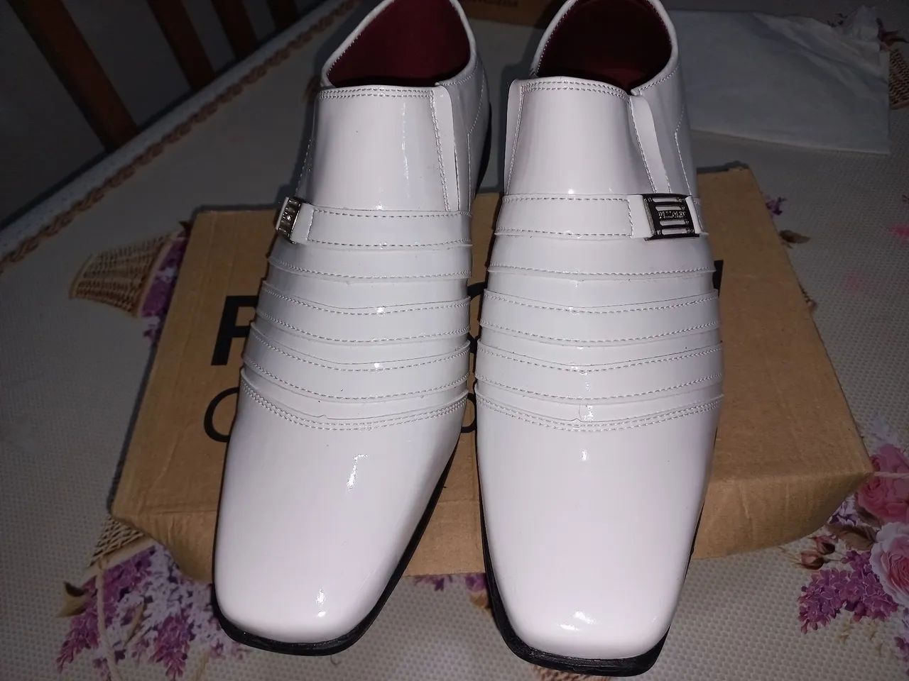 Sapatos Pizzolev Branca 43 novo na caixa.