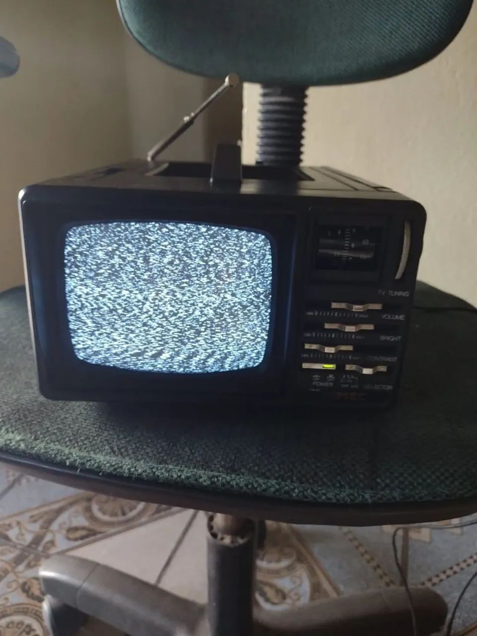 Tv portátil antiga preto e branco  - Foto 5