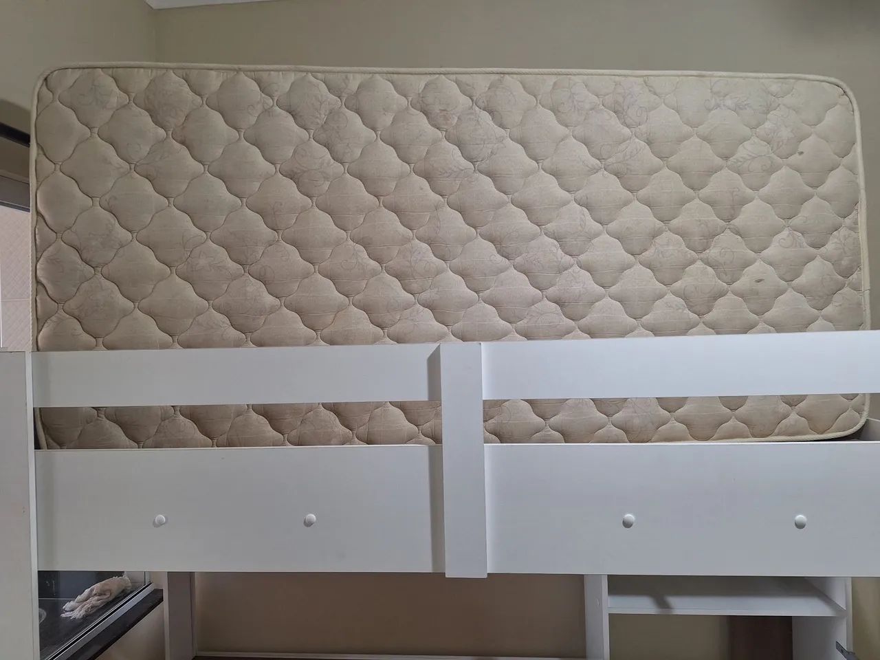 Cama com colchão, escrivaninha e prateleira