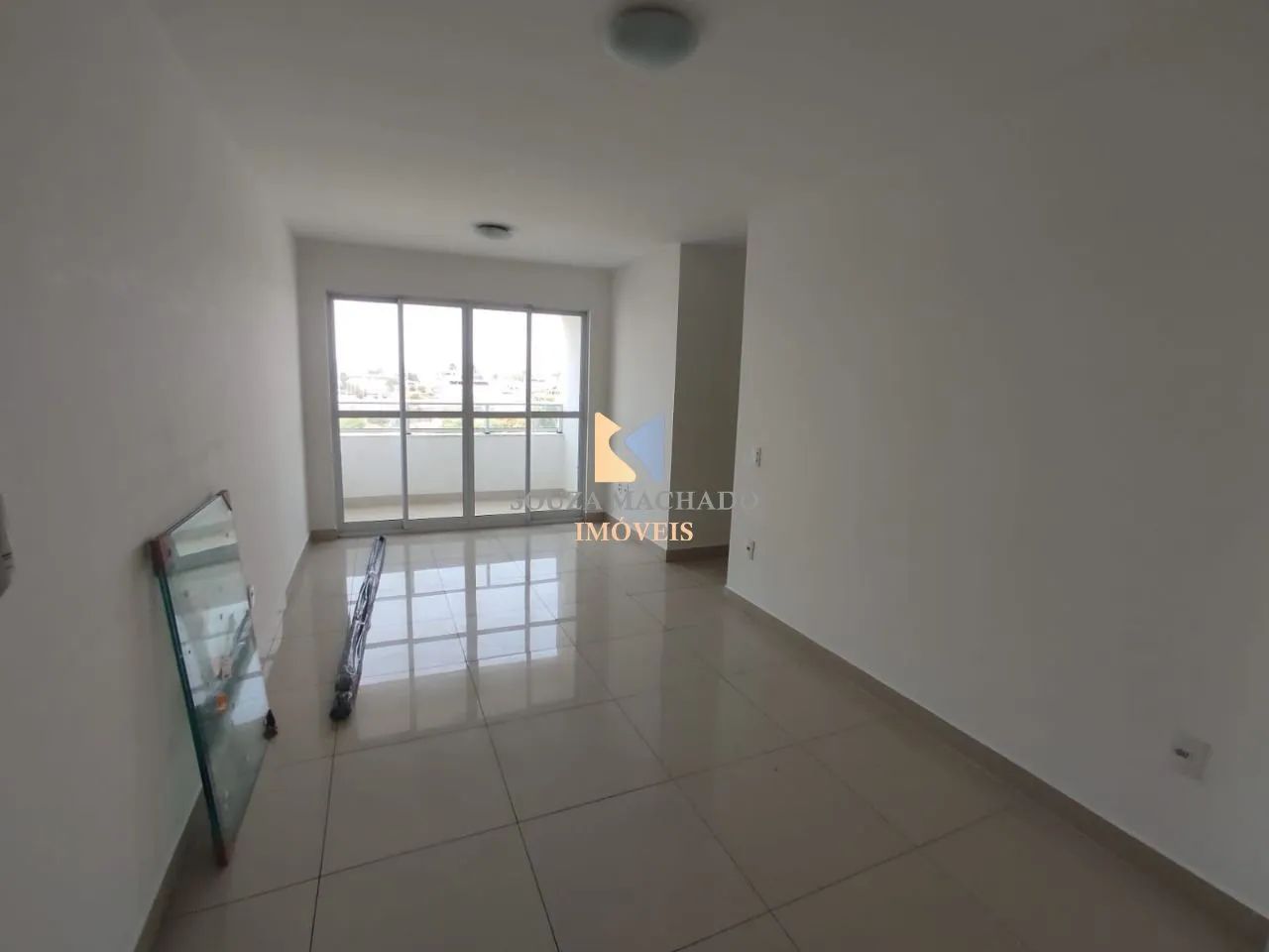 Ótimo apartamento, sala ampla com varanda, piso em porcelanato, 3 quartos - Foto 3