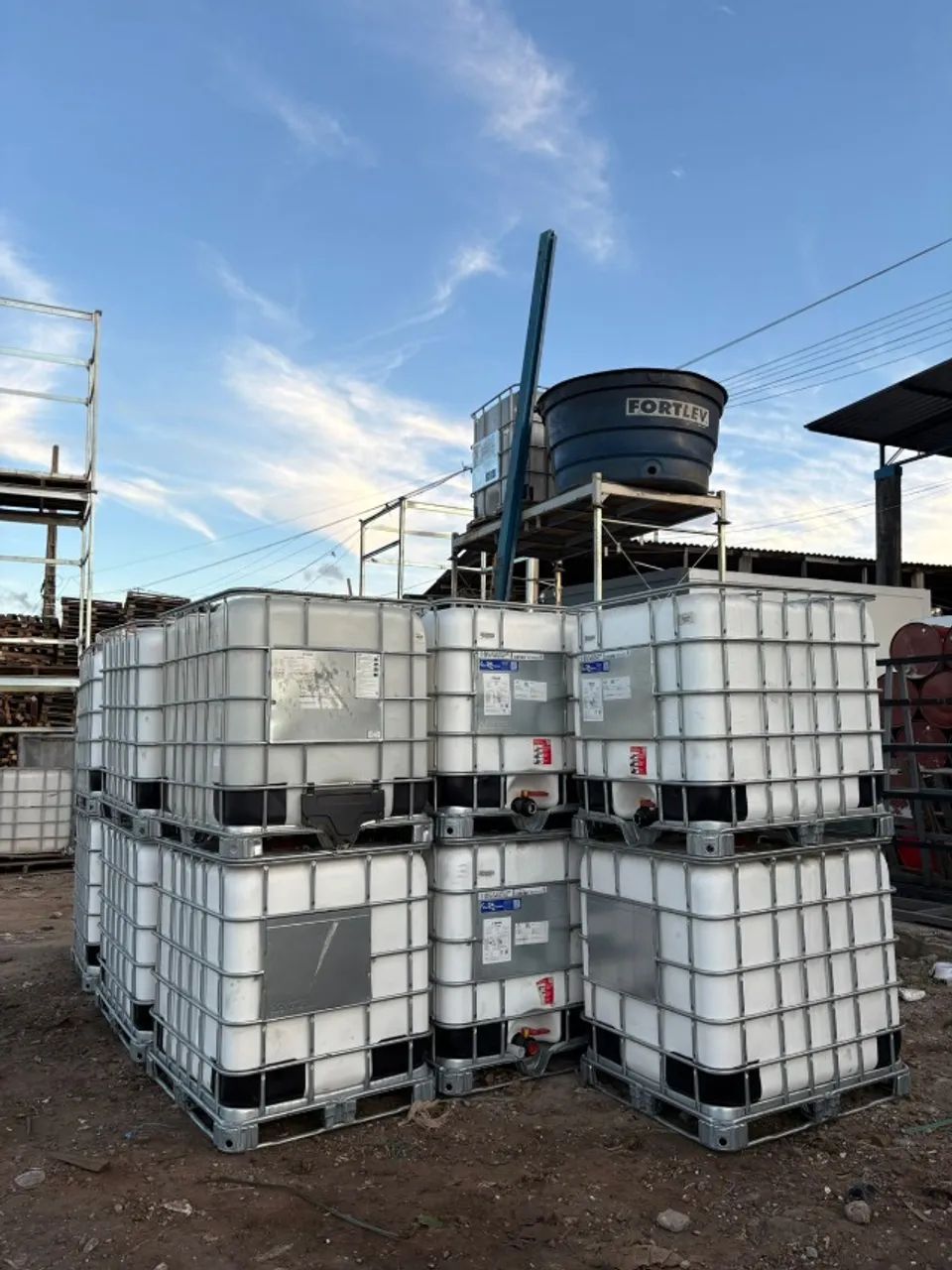 caixa de agua 1.000 litros.