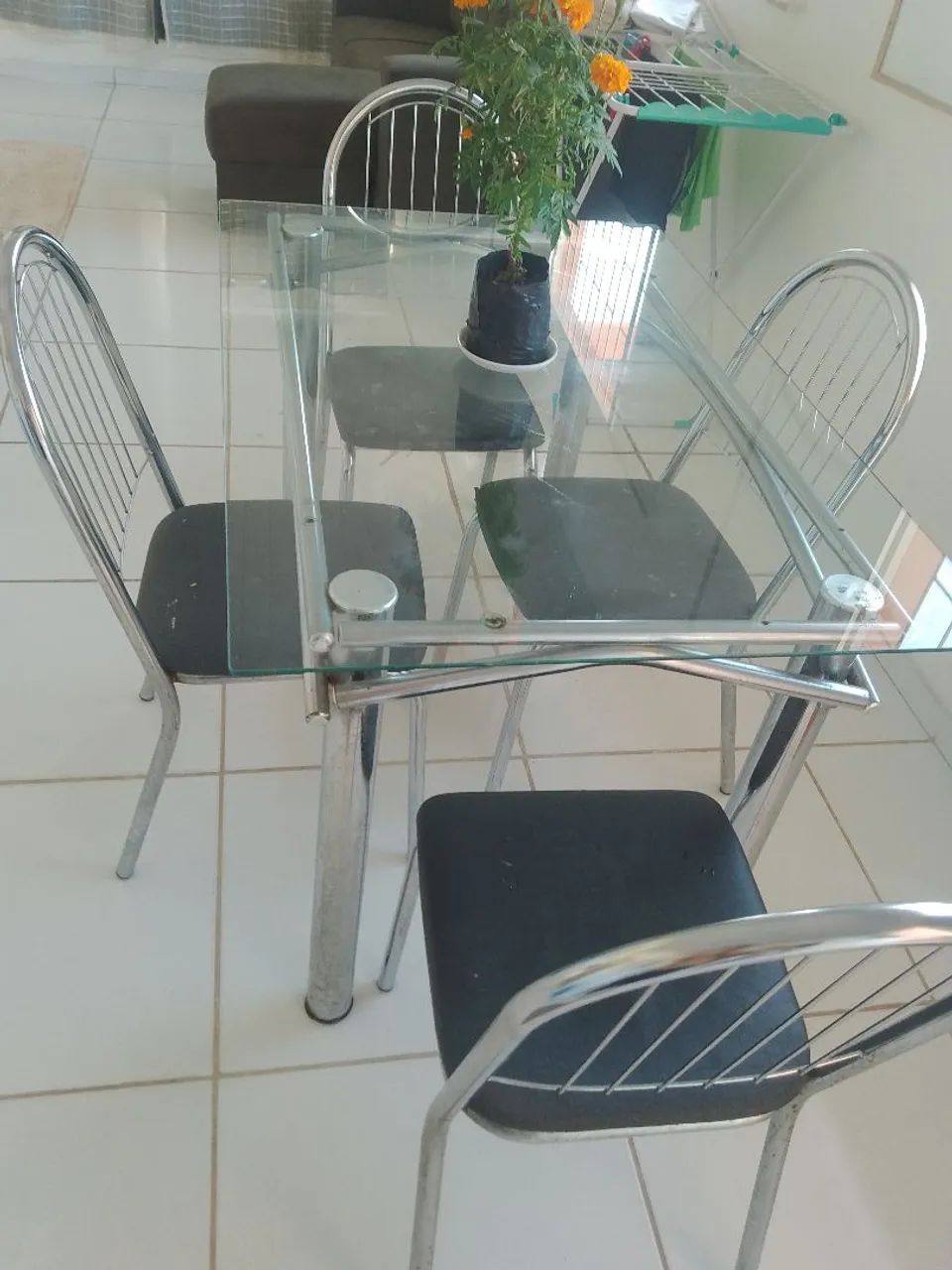 Mesa de vidro com 4 cadeiras. - Foto 2