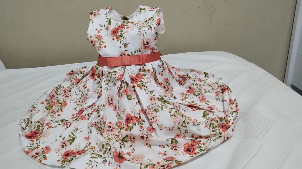 Vestido maluzinha veste entre 2,3 anos.