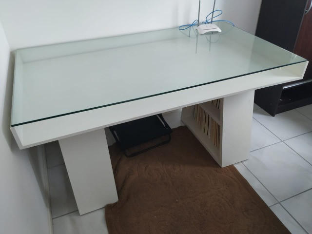 Mesa com tampo de vidro e prateleiras - Foto 3