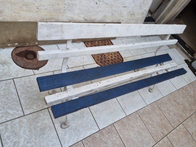 Banco De Jardim Pés De Ferro E Assento Em Madeira - Foto 2