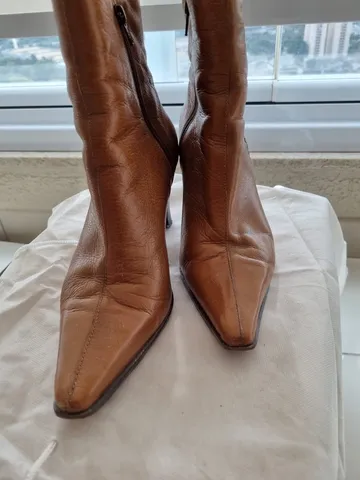 Bota em couro, número 35, cor caramelo.