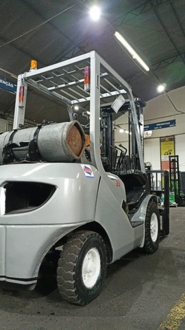 Empilhadeira Komatsu FG25 2016 triplex com deslocador  - Foto 3