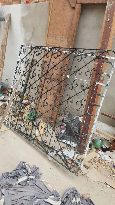 Grade por 1,43 de altura por 1,25 de largura