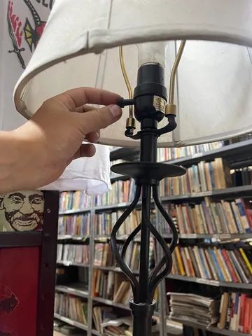 Abajur antigo com base de ferro com chave de liga desliga - Foto 2