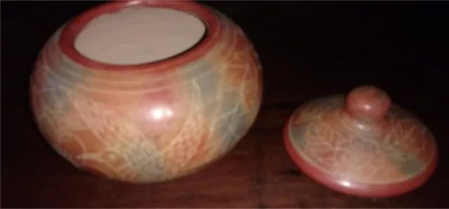 vaso cerâmico trabalhado, desenho flores e pássaros  altura 1cm c/tampa - Foto 2