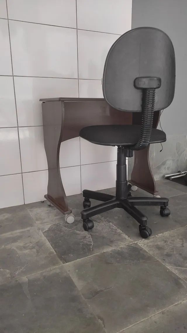 Mesa e cadeira de escritório 