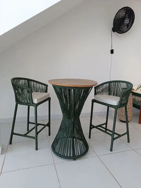 Mesa alta Neri + 2 Banquetas 