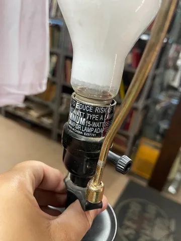 Abajur antigo com base de ferro com chave de liga desliga - Foto 5