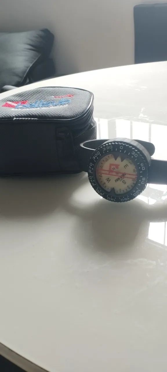 Bússola de pulso para mergulho