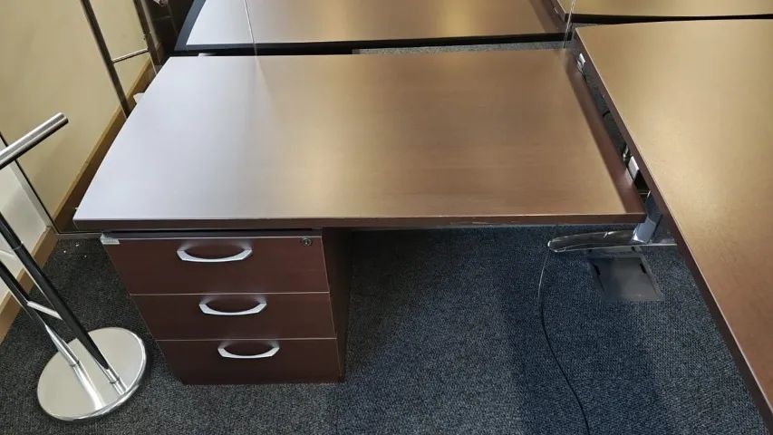Mesa de escritório com gaveteiro em L - Modelo diretor - Foto 3