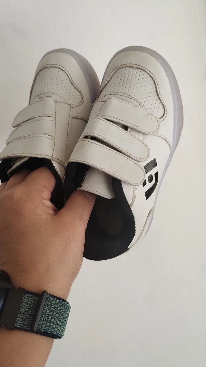 Tênis Infantil com velcro e ascende 