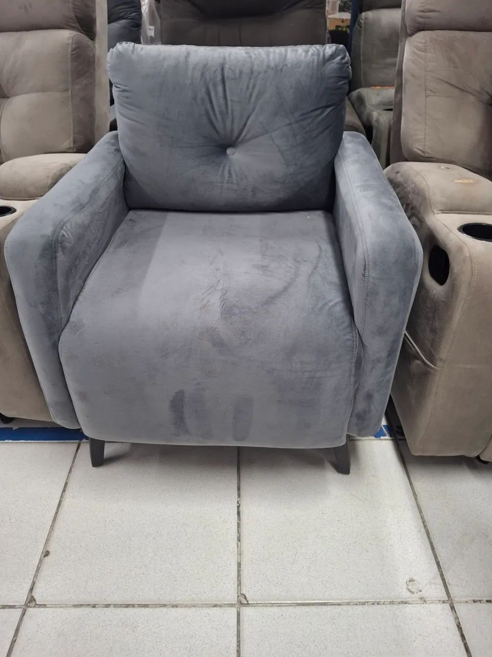 Poltrona decorativa cinza veludo 