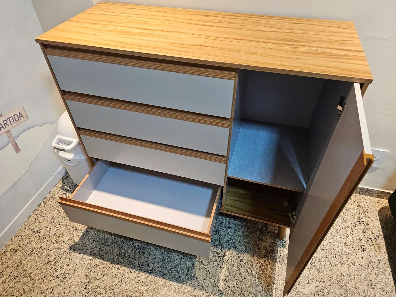 Cômoda com 1 porta e 4 Gavetas Amadeirado - Foto 2