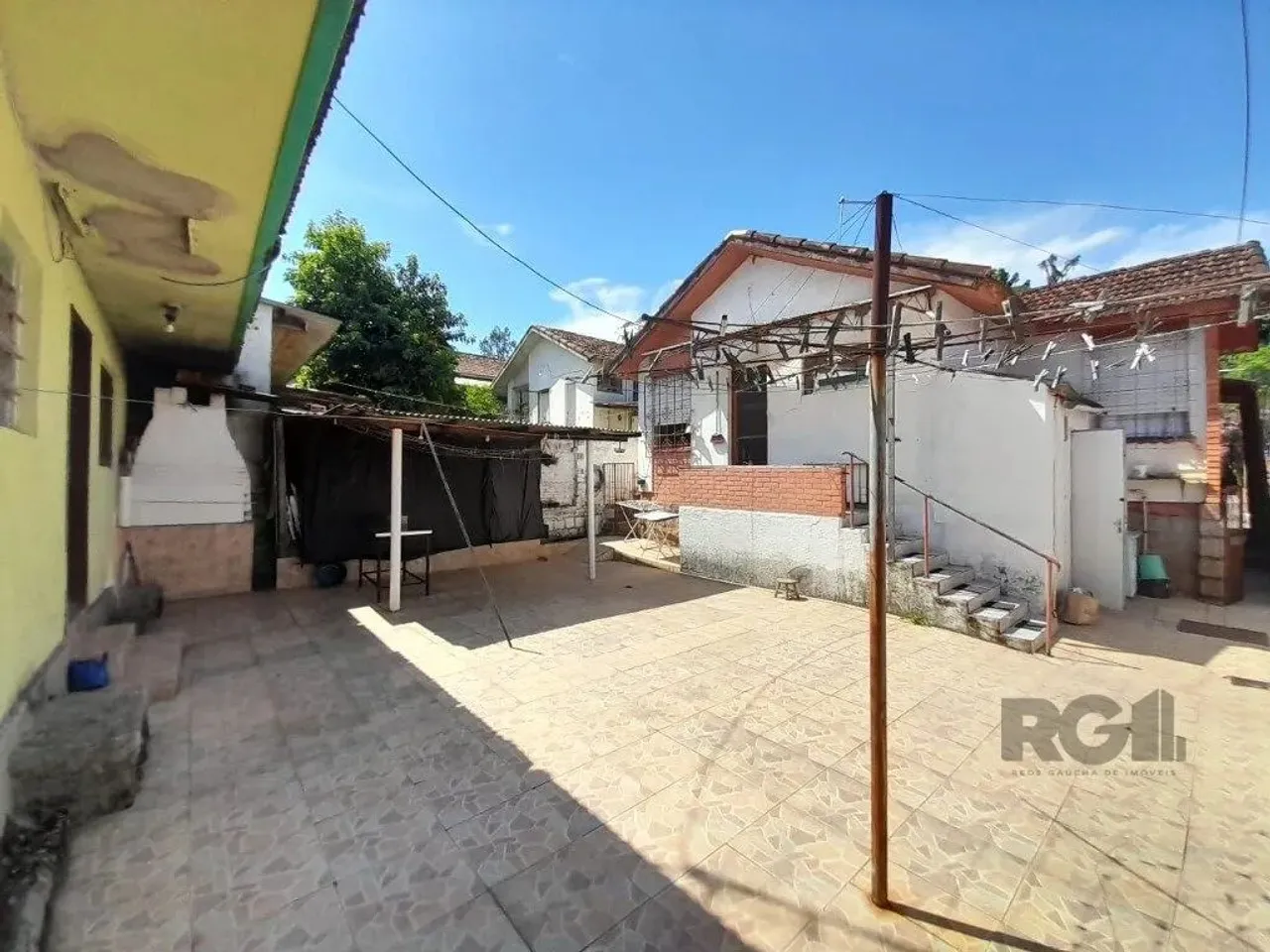 Casa residencial com 110m² no bairro Jardim Sabará.Imóvel semi mobiliado, 3 dormitórios, b