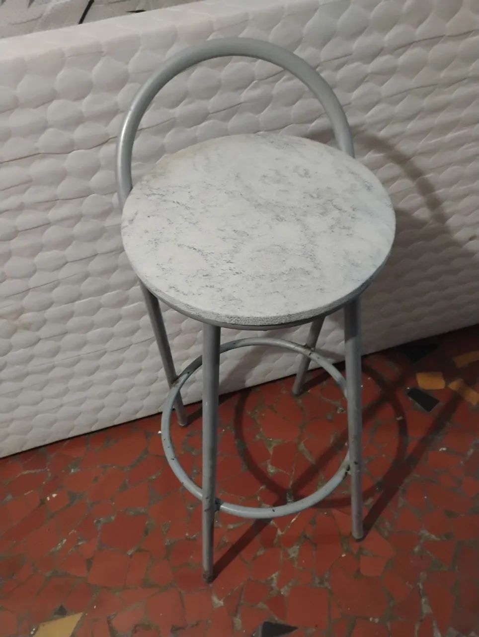 Banqueta Alta Cinza