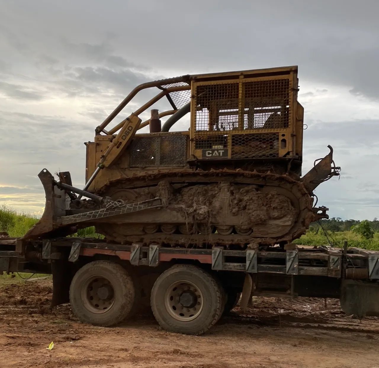 Trator de esteira Caterpillar D6 trabalhando  - Foto 4