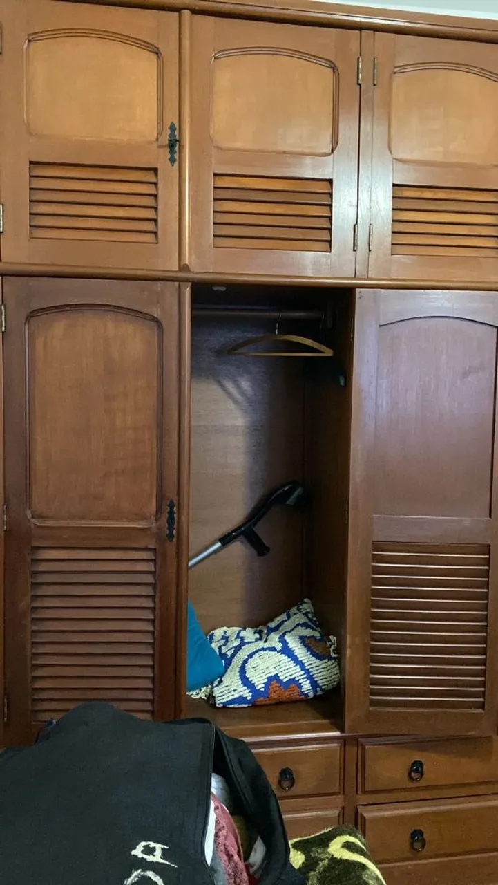 Guarda-Roupa de Madeira Clássico