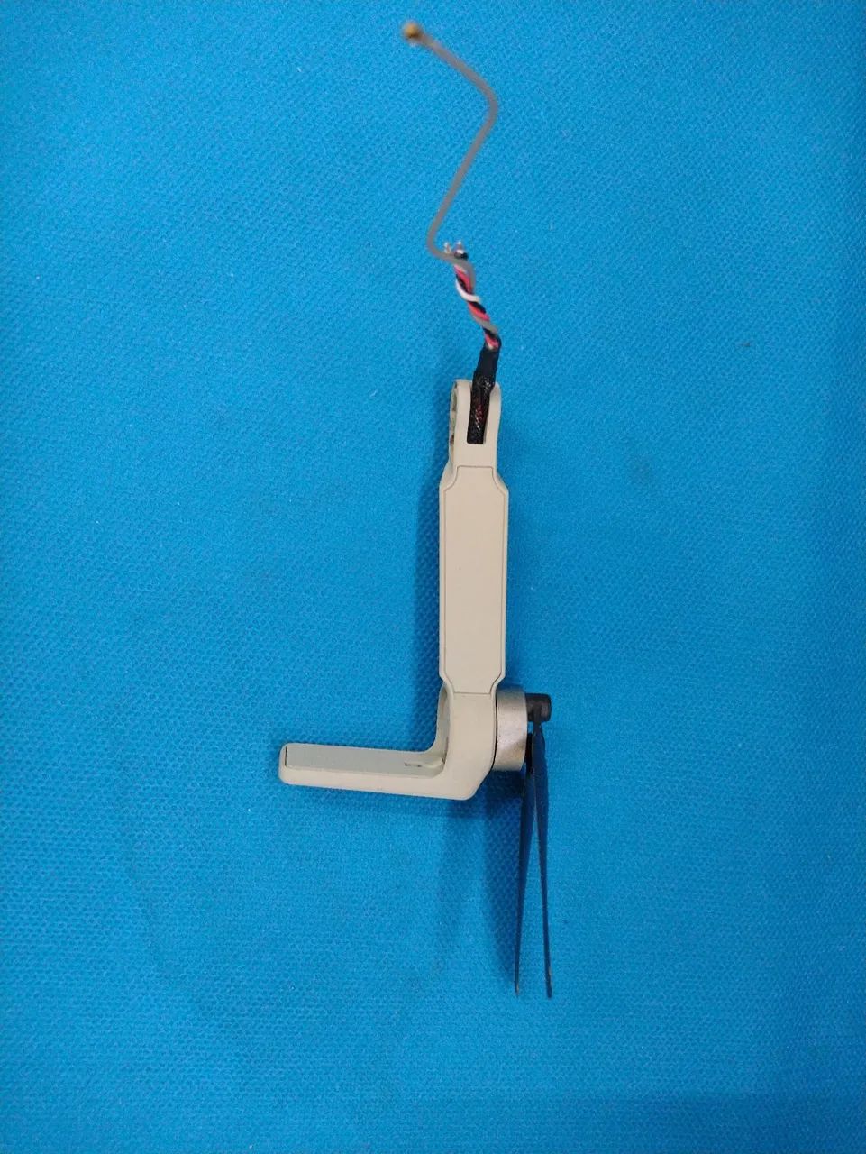 Braço drone Dji mini 2 dianteiro lado direito, acompanha a hélice  - Foto 2