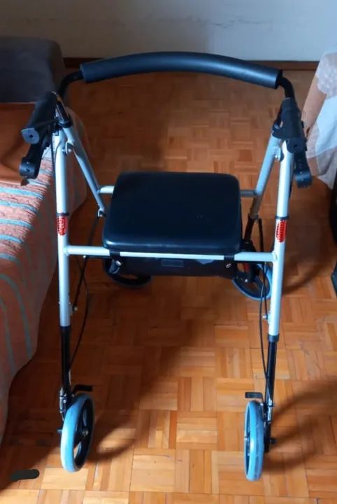 ANDADOR COM RODAS E CADEIRA / USADO IMPECÁVEL !  - Foto 2