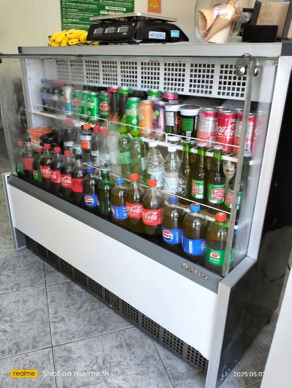Expositor Refrigerado Gelopar para Tortas ,Bebidas e  Alimentos